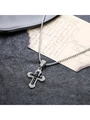 Titanium kruisketting met zwarte kristallen en zirkonen aan een platte slangenketting - Zwarte Zirconia Kruis Ketting (L936-P1)