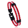 Vue détaillée du bracelet tressé en cuir PU aux couleurs du Canada avec fermoir noir mat - Canada