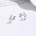 Orecchini geometrici in argento S925 e zircone con chiusura a vite su carta bianca - Argento 925 / Oro Bianco