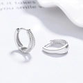 Orecchini huggie a tre strati in argento 925 con finitura a perline e lucida - Oro Bianco