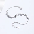 Elegante pulsera de lazo en plata S925 con circonitas brillantes sobre fondo seda blanca - Plata 925 / Oro Blanco