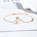 Eleganteres goldenes Herzarmband mit Sonnenstrahl-Textur und Zirkonia-Anhänger auf Weiß - Herz Sonnenstrahl Armband (G-03-07) / 925er Silber / Vergoldet Armband