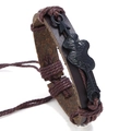 Vintage Lederarmband in Braun mit schwarzem Metallpfeil auf weißem Hintergrund - Herz und Pfeil Brauner Stil / Braun