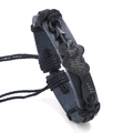 Geflochtenes schwarzes Lederarmband mit Pfeil- und Herz-Anhängern aus Metall auf Weiß - Herz und Pfeil Schwarzer Stil / Schwarz