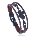 Dettaglio macro del bracciale multistrato in pelle marrone con ciondolo cuore e freccia - Marrone