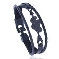 Bracciale multistrato in pelle nera punk con ciondolo freccia chitarra su sfondo bianco - Nero