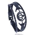 Dettaglio di un bracciale in pelle nera a più strati con cuore in metallo - Nero
