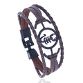 Bracciale multistrato in pelle Scorpione con fibbia in lega nera su sfondo bianco - Marrone