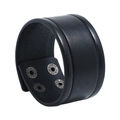 Détail d'un bracelet punk en cuir noir vintage avec boutons pression argentés et bande large - Noir