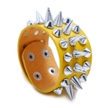 Punk-Armband aus gelbem Leder mit dreireihigen silbernen Nieten und Druckknopfverschluss - Gelb