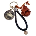 Detalle de llavero de cuero con medalla del zodiaco tauro y colgante de caballo de madera - Embalaje en bolsa de OPP individual / Tauro