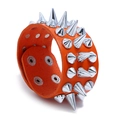 Punk-Armband aus orangefarbenem Leder mit drei Reihen scharfer Silber-Spikes - Orangerot
