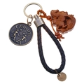 Detalle macro del colgante Géminis de bronce con cuero trenzado y figura de caballo de madera - Embalaje en bolsa de OPP individual / Géminis