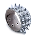 Silbernes Punk-Lederarmband mit drei Reihen Metallspikes und verstellbaren Druckknöpfen - Grau