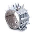 Punk-Armband aus hellgrauem Kunstleder mit drei Reihen silberner Spikes und Druckknöpfen - Grau