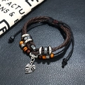 Bracciale multistrato in pelle intrecciata da uomo con perle di legno e ciondolo foglia - Marrone Scuro