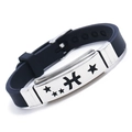 Dettaglio del bracciale Pesci regolabile in silicone nero con acciaio inossidabile lucido - Pesci