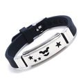 Dettaglio del bracciale zodiaco in silicone nero con stelle in acciaio e fibbia ad ardiglione - Toro