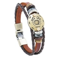 Dettaglio del bracciale in pelle intrecciata a mano con segno zodiacale Cancro inciso su metallo - Cancro