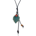 Collana lunga retrò con ciondolo a foglia di bronzo e perline colorate su cordino nero - Stile Ciondolo a Foglia (N0348)
