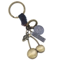 Portachiavi vintage in bronzo con ciliegie, cuoio intrecciato e targhetta incisa - Stile Ciliegia Bronzo Vintage