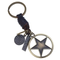 Llavero vintage de cuero trenzado con colgante de estrella y dijes de bronce en fondo blanco - Estrella Vintage (K305)