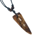 Collier tribal rétro en résine avec visage sculpté à la main et cordon noir - Style Sculpté Tribal Vintage (SN037)