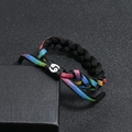 Vue détaillée du signe Cancer sur un bracelet tressé coloré dans son coffret cadeau - Cancer