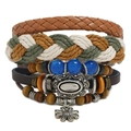 Boho-Lederarmband-Set mit Perlen und Vintage-Sonnenanhänger auf weißem Hintergrund - Retro Ethno Multi-Material Kombination
