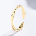 Minimalistischer geometrischer gewellter Goldring aus 925er Silber mit Zirkoniasteinen - Einstellbar Offen / Gold