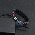 Détail du bracelet tressé arc-en-ciel avec boucle coulissante symbole Gémeaux noir - Gémeaux