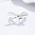 Anillo con lazo de plata de ley 925 pulida con un diseño ajustable y minimalista - Plateado
