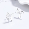 Elegantes pendientes de lazo en plata 925 con circón de gota en un estilo de lujo minimalista - Plata 925 / Plateado