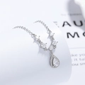 Elegante Halskette aus 925er Sterlingsilber mit tropfenförmigem Zirkonia-Anhänger in Silber - 925er Silber / Weißgold