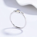Verstellbarer Ring aus 925er Sterlingsilber mit ovalem Mondstein und seitlichen Zirkonen - Einstellbar Offen / Weißgold