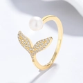 Anello in argento 925 con coda di pesce, perla e zirconi su sfondo bianco - Aperto Regolabile / Oro