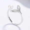 Anello aperto in argento 925 con perla bianca e coda di pesce impreziosita da zirconi - Aperto Regolabile / Oro Bianco