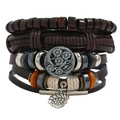 Mehrlagiges Lederarmband mit Vintage-Anhänger und blauen Perlen auf weißem Hintergrund - Mehrschichtiges Set / Braun
