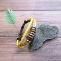 Bracciale bohémien in pelle intrecciata gialla con perline di legno e chiusura a scatto bronzo - Giallo