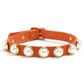 Punk-Choker aus orangefarbenem Leder mit großen weißen Perlen und Gold-Metall-Akzenten - Orangerot