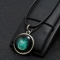 Dettaglio della collana zodiaco Toro con ciondolo a nebulosa luminosa e bordo in metallo - Toro