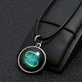Macro del ciondolo zodiaco Cancro luminoso con base in argento e cordino nero - Cancro