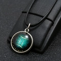 Dettaglio macro della collana con pendente dei Gemelli e motivo celeste luminoso blu - Gemelli