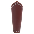 Detailaufnahme von braunem Leder-Armschutz mit silbernen Nieten und gelben Ziernähten - Braun