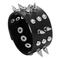 Bracelet punk en cuir noir large avec pointes en métal argenté et clous sur fond blanc - Style à Pointes Noires à Triple Rangée