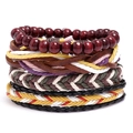 Set di bracciali etnici in pelle intrecciata e perline di legno su sfondo bianco puro - Stile intrecciato etnico