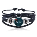 Detailopname van de Kreeft-sterrenbeeld cabochon op gevlochten lederen armband - Kreeft