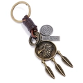 Portachiavi vintage con aquila e cinturino in pelle e piume su sfondo bianco - Stile Piuma d'Aquila Retro (K365)