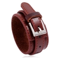 Bracciale multistrato in pelle PU marrone scuro con fibbia quadrata argento su sfondo bianco - Marrone Rosso
