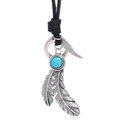 Collar étnico de cuero negro con colgantes de plumas plateadas y piedra turquesa - Estilo Pluma Turquesa